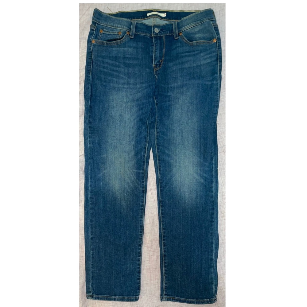 Levi boyfriend style jeans. Size 8 the tag says 29 which is equivalent 8.